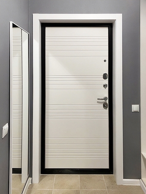 Металлическая дверь с белой плитой Металлическая дверь с белой плитой