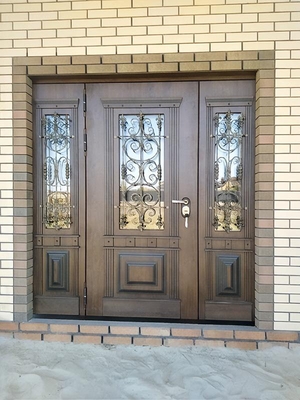 Остеклённая входная группа с ковкой Остеклённая входная группа с ковкой