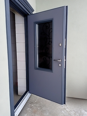 Уличная дверь с окном и ковкой